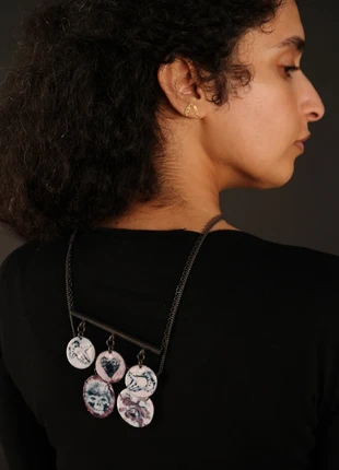 Handpainted Enamel and Silver Necklace – Hands with a Heart, marke: Agnes Kolignan, zustand: Neu, 58,00 €, 61,60 € inklusive Vinted-Käuferschutz