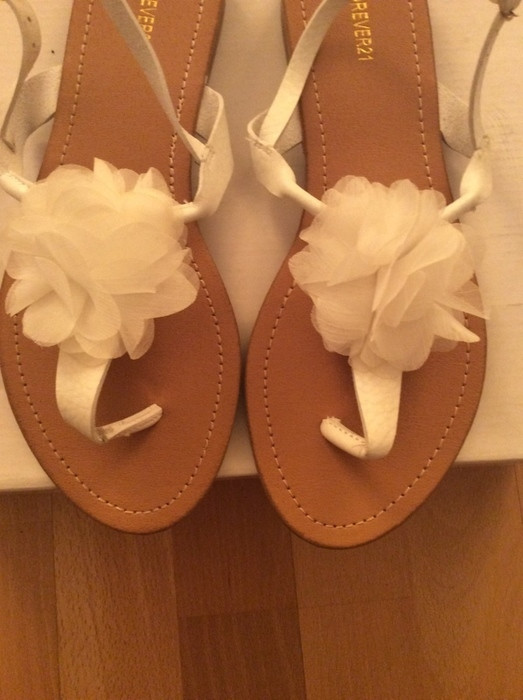 Sandales plates été à fleur blanche 3
