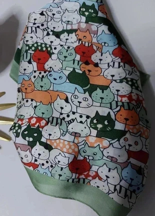 Grand foulard satiné imprimé chats colorés soie et polyester vert, marke: vintage kawai, zustand: Sehr gut, 8,90 €, 10,05 € inklusive Vinted-Käuferschutz