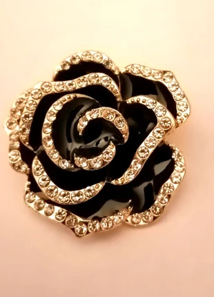 Tres jolie petite broche camelia avec strass cadeau de noel, marque: Strass, état: Neuf sans étiquette, 6,00 €, 7,00 € Protection acheteurs incluse