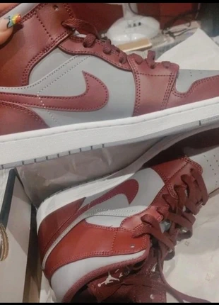 Cherry wood jordan 1 mids 🍒
Jordans size 9, condition: New with tags, size: 44, €50.00, €53.20 includes Buyer Protection