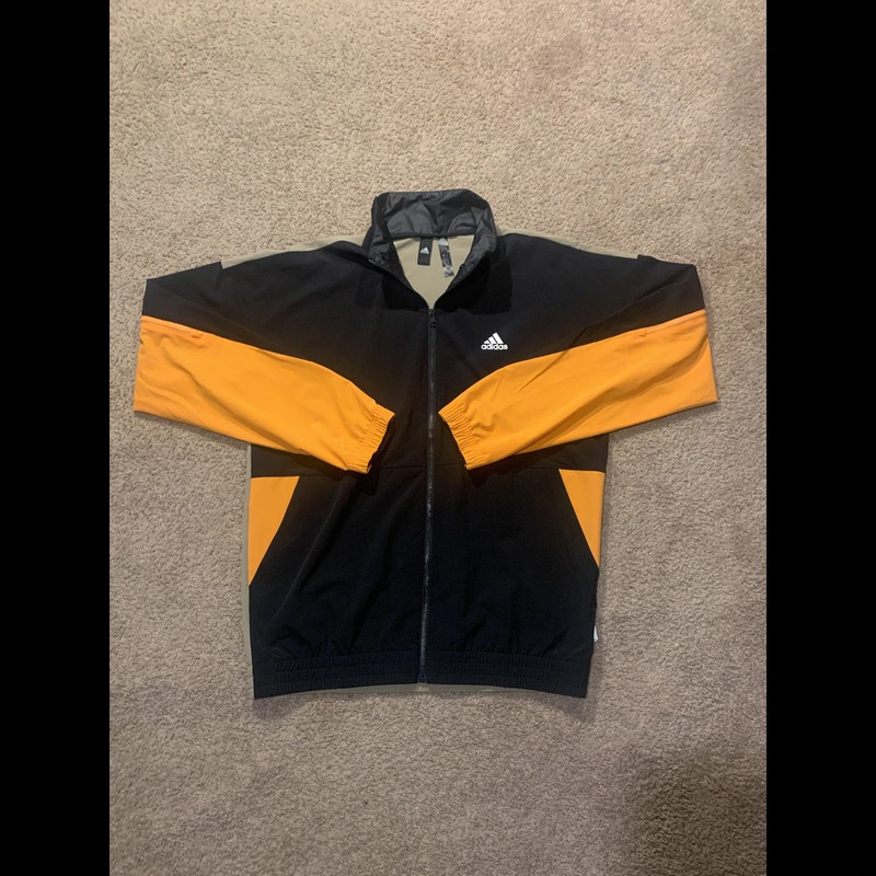 Adidas lightweight medium sport jacke Vinted