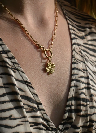Collier doré à pendentif trèfle en acier inoxydable - Deux types de maillons , merk: Boutique Parisienne, staat: Heel goed, € 7,00, € 8,05 inclusief Kopersbescherming Pro