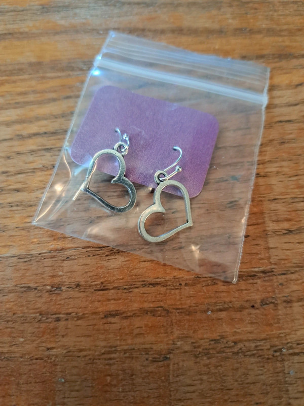 Silver heart outline earrings 4