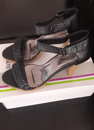 Sandales noires, état: Neuf avec étiquette, taille: 38, 10,00 €, 11,20 € Protection acheteurs incluse