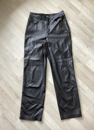 Pantalón de Cuero Sintético Negro, merk: Mango, staat: Heel goed, maat: XXS / 32 / 4, € 6,95, € 8,00 inclusief Kopersbescherming