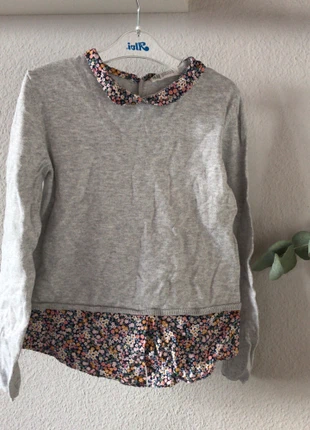 Grauer Pulli mit blumenkragen , merk: H&M, staat: Heel goed, maat: 10 jaar / 140 cm, € 12,00, € 13,30 inclusief Kopersbescherming