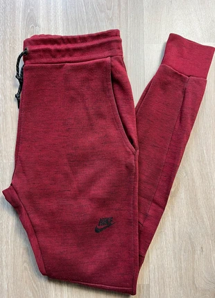 Jogging Nike Tech Fleece / Bordeaux / Homme / Taille M / Jogger slim, marque: Nike, état: Très bon état, taille: M, 15,00 €, 16,45 € Protection acheteurs incluse