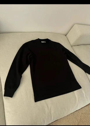 Zwarte longsleeve uniqlo, merk: Uniqlo, staat: Nieuw zonder prijskaartje, maat: M, € 15,00, € 16,45 inclusief Kopersbescherming
