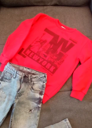 Sudadera NY roja (la luz no me permitió que se viera nítida en la foto), merk: Lefties, staat: Heel goed, maat: 7 jaar / 122 cm, € 3,00, € 3,85 inclusief Kopersbescherming