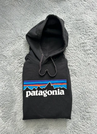 Pull à capuche Patagonia noir avec logo floqué sur le centre taille L, marca: Patagonia, estado: Muito bom, tamanho: L, €45.00, €47.95 inclui Proteção do Comprador Pro