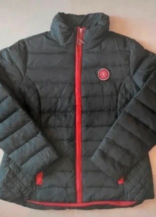 Triple black Puffer style Tommy Hilfiger jacket. Embroided logos, marque: Tommy Hilfiger, état: Très bon état, taille: L / 40 / 12, 30,00 €, 32,20 € Protection acheteurs incluse