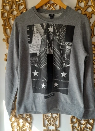 Sweat gris imprimé H&M Taille M, marque: H&M, état: Bon état, taille: M, 5,00 €, 5,95 € Protection acheteurs incluse