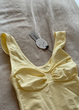 Butter yellow body creamy fabrics, merk: onbekend, staat: Nieuw met prijskaartje, maat: M / 38 / 10, € 27,99, € 30,09 inclusief Kopersbescherming