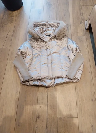 Grijs beige cape met nepbont aan de kap, merk: Just wonen by matteo, staat: Nieuw zonder prijskaartje, maat: XL / 42 / 14, € 85,00, € 89,95 inclusief Kopersbescherming