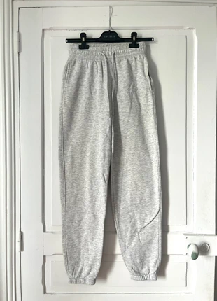 Jogging gris clair large H&M XS avec cordons, merk: H&M, staat: Heel goed, maat: XS / 34 / 6, € 2,00, € 2,80 inclusief Kopersbescherming