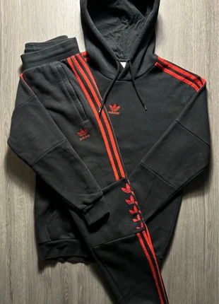 Ensemble Adidas Taille XS noir logo brodé rouge, marke: adidas, zustand: Sehr gut, größe: XS, 45,00 €, 47,95 € beinhaltet Vinted-Käuferschutz Pro