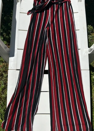 Pantalon Bershka taille XS rayé blanc et rouge taille haute très bon état, marca: Bershka, estado: Muy bueno, tamaño: XS / 34 / 6, 5,00 €, 5,95 € Protección al comprador incluida