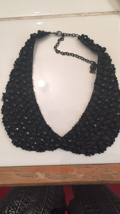 Collier en perles noires 1