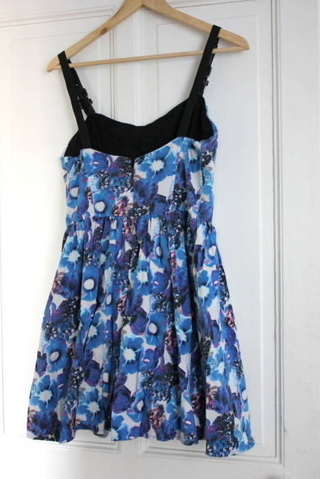 Petite robe d'été à imprimé fleurs bleues 2