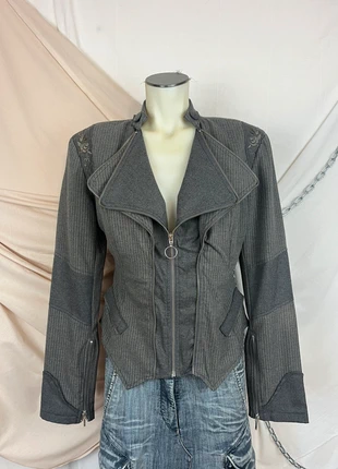 Grey deconstructed V-cut jacket with off-white stripes, floral embroidery, and multiple zip details, marca: Avant Garde, estado: Muito bom, tamanho: M / 38 / 10, €100.00, €105.70 inclui Proteção do Comprador Pro