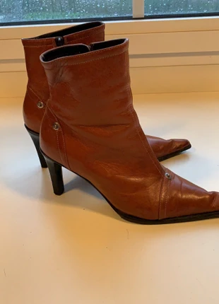 Korte laarsjes in leder, merk: Pollini, staat: Heel goed, maat: 37, € 13,00, € 14,35 inclusief Kopersbescherming