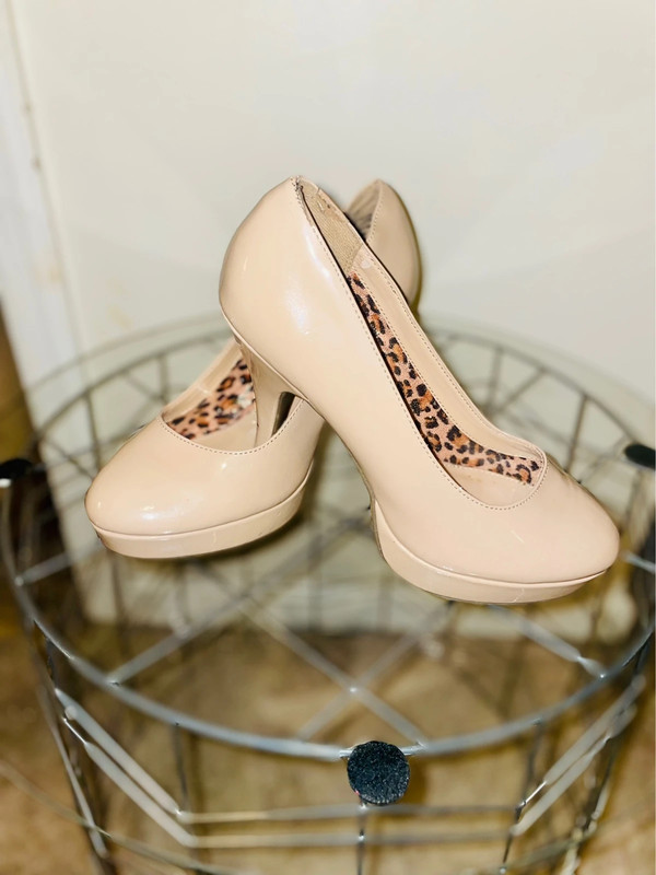 Kenneth Cole Unlisted Nude Heels Size 8