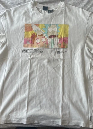 Camiseta Rick & Morty Bershka | Estampado frontal colorido | Básico pop-culture, marca: Bershka, estado: Muy bueno, tamaño: M, 3,00 €, 3,85 € Protección al comprador incluida