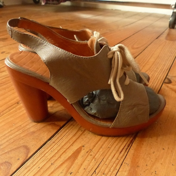 Sandales à talon Chie Mihara en cuir gris 2
