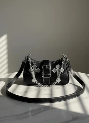 Sac noir croix argentées et chaîne, esprit rock, Y2K et goth chic. KEMO, marque: kemo, état: Très bon état, 44,90 €, 47,85 € Protection acheteurs (Pro) incluse