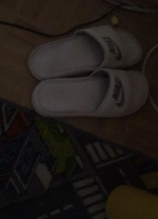 claquettes nikeb 25 € prix négociable , marca: Nike, estado: Bueno, tamaño: 37, 25,00 €, 26,95 € Protección al comprador incluida