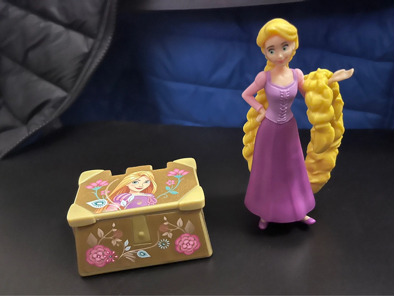 Sorpresa uovo kinder principesse: rapunzel