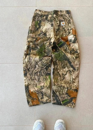 Carhartt Camo Pants with Logo Patch – Durable Streetwear Style 🎴, brand: Carhartt, condizioni: Ottime, taglia: M, €48.00, €51.10 include la Protezione acquisti