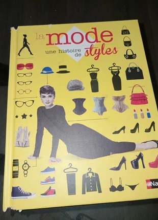 Livre histoire de la mode, merk: Mode, staat: Nieuw zonder prijskaartje, maat: 12 jaar / 152 cm, € 5,00, € 5,95 inclusief Kopersbescherming