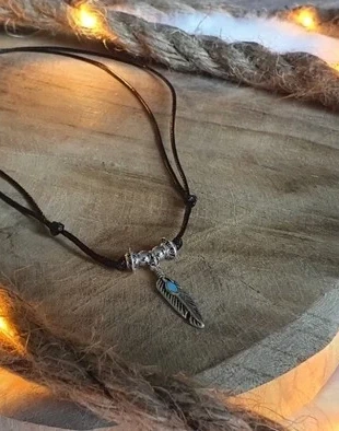 Collier ras de cou plume, marca: Fabrication Artisanale, estado: Novo sem etiquetas, €6.00, €7.00 inclui Proteção do Comprador