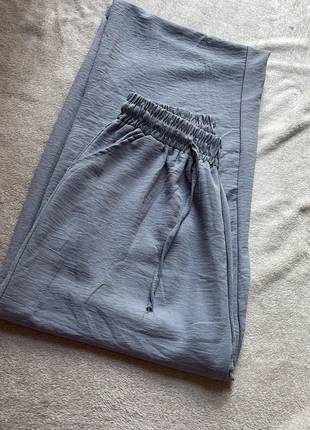 Pantalon fluide gris-neuf sans étiquette, staat: Nieuw zonder prijskaartje, maat: Universele maat, € 8,50, € 9,63 inclusief Kopersbescherming