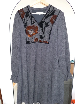 Robe noir à poids, touche florale T44 un jour ailleurs, merk: Un Jour Ailleurs, staat: Nieuw zonder prijskaartje, maat: XXL / 44 / 16, € 25,00, € 26,95 inclusief Kopersbescherming