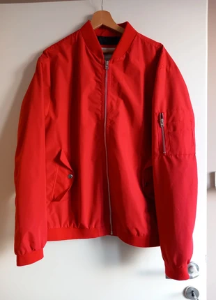Červená bombera, marke: Jack & Jones, zustand: Sehr gut, größe: XL / 42 / 14, 20,00 €, 21,70 € inklusive Vinted-Käuferschutz