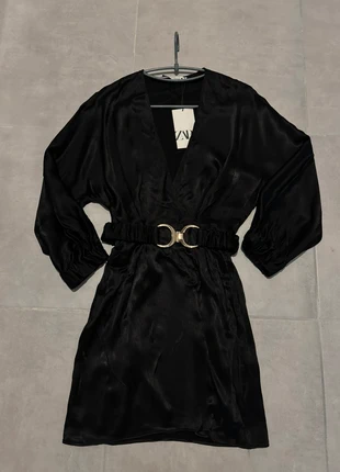 Robe portefeuille noire avec ceinture Zara taille XS, marque: Zara, état: Neuf avec étiquette, taille: XS / 34 / 6, 14,00 €, 15,40 € Protection acheteurs incluse