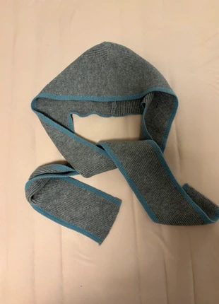 Gestrickter Kapuzenschal aus Wolle in Grau mit hellblauer Kante – warm & stylisch, staat: Heel goed, € 18,30, € 19,92 inclusief Kopersbescherming