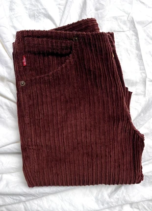 Pantalon Levi’s vintage en velours côtelé bordeaux foncé / burgundy, merk: Levi's, staat: Heel goed, maat: XS / 34 / 6, € 25,00, € 26,95 inclusief Kopersbescherming Pro