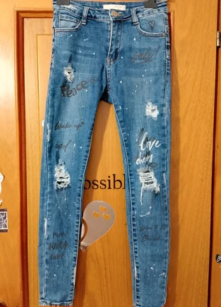 jeans con scritte e strappati, marca: Denim, estado: Nuevo sin etiquetas, tamaño: S / 36 / 8, 4,00 €, 4,90 € Protección al comprador incluida
