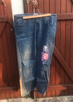 Jean avec dessin fleurs, marke: River Island, zustand: Sehr gut, größe: 4XL / 48 / 20, 13,00 €, 14,35 € inklusive Vinted-Käuferschutz