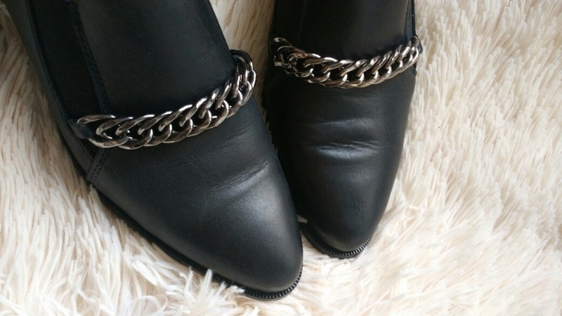 Chaussures cuir noir avec chaînette 3