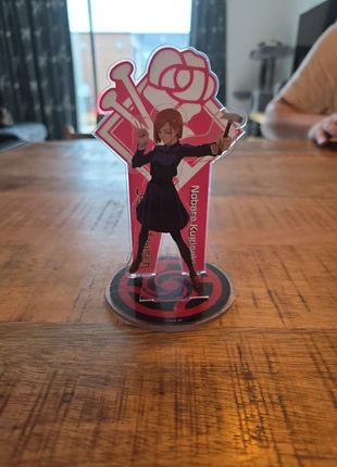 Jujutsu kaisen nobara kugisaki Standee, merk: Jujutsu Kaisen, staat: Nieuw zonder prijskaartje, maat: Universeel, € 3,00, € 3,85 inclusief Kopersbescherming