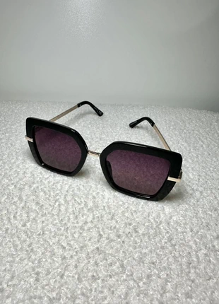 Eckige Sonnenbrille mit schwarzem Rahmen & lila Gläsern – luxuriös, edgy & perfekt für Sommerlooks, merk: Sonstiges, staat: Heel goed, € 1,50, € 2,28 inclusief Kopersbescherming