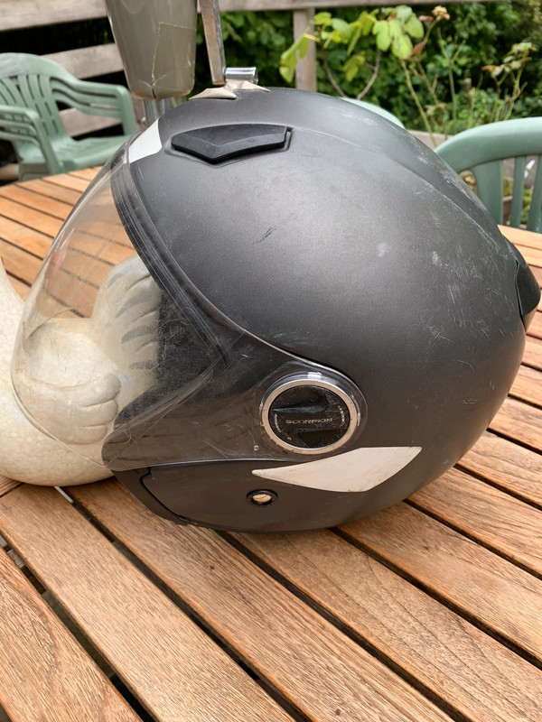 Bande réfléchissante sur casque moto : une sécurité en plus ? 