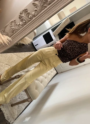 Pantalon jaune Bershka flare fente bas jambes T.S – Neuf étiquette, brand: Bershka, condizioni: Nuovo con cartellino, taglia: S / IT 40 / EU 36, €12.00, €13.30 include la Protezione acquisti