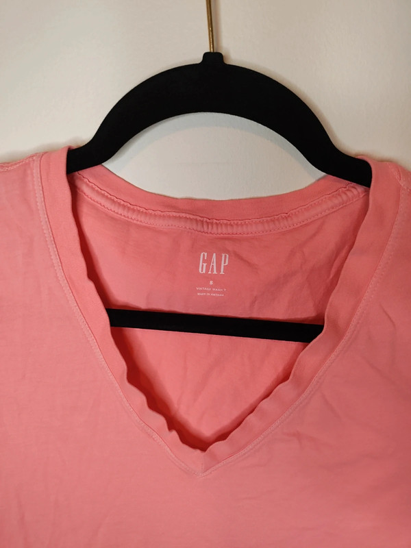 Gap neon pink vneck shirt 2