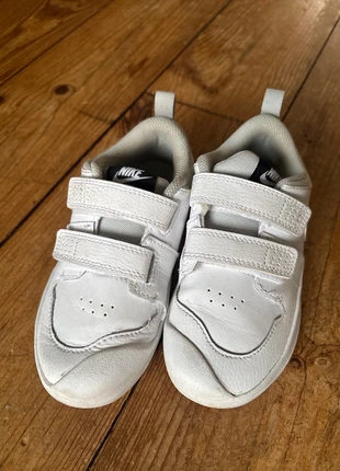 Witte Nike sneakers met klittenband – maat 27 – bijna nieuw, merk: Nike, staat: Heel goed, maat: 27, € 10,00, € 11,20 inclusief Kopersbescherming